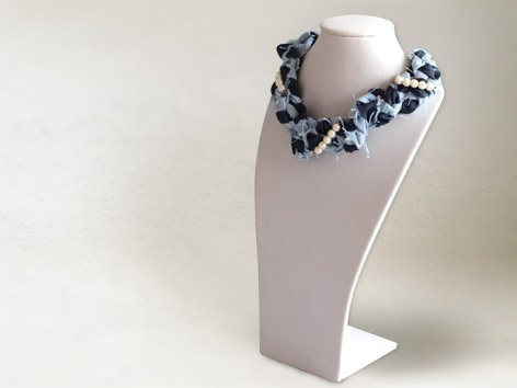 collier tresse bleue perlé