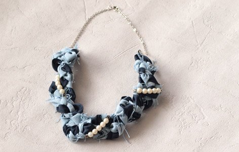 collier tresse bleue perlé